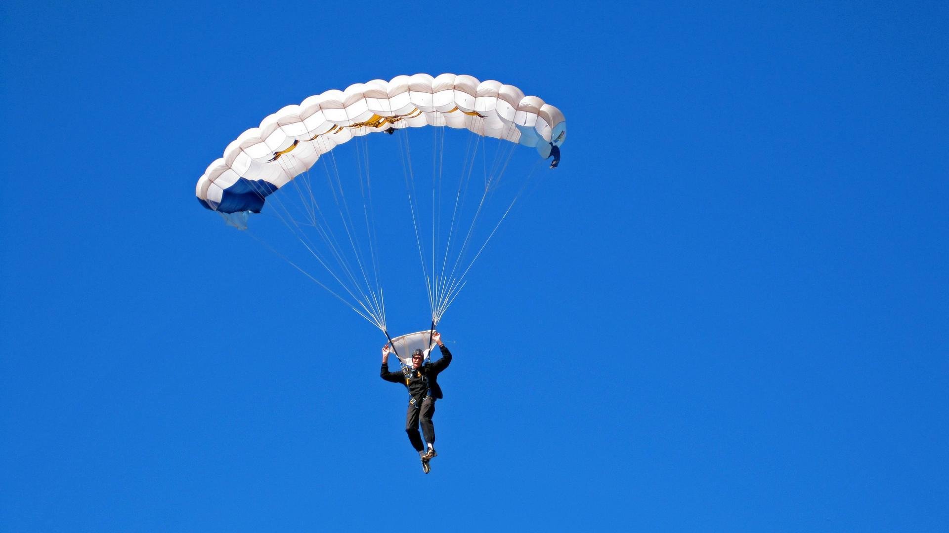 2018年季后赛：库里在与火箭的系列赛中投中史上最长距离的三分球，震撼全场！