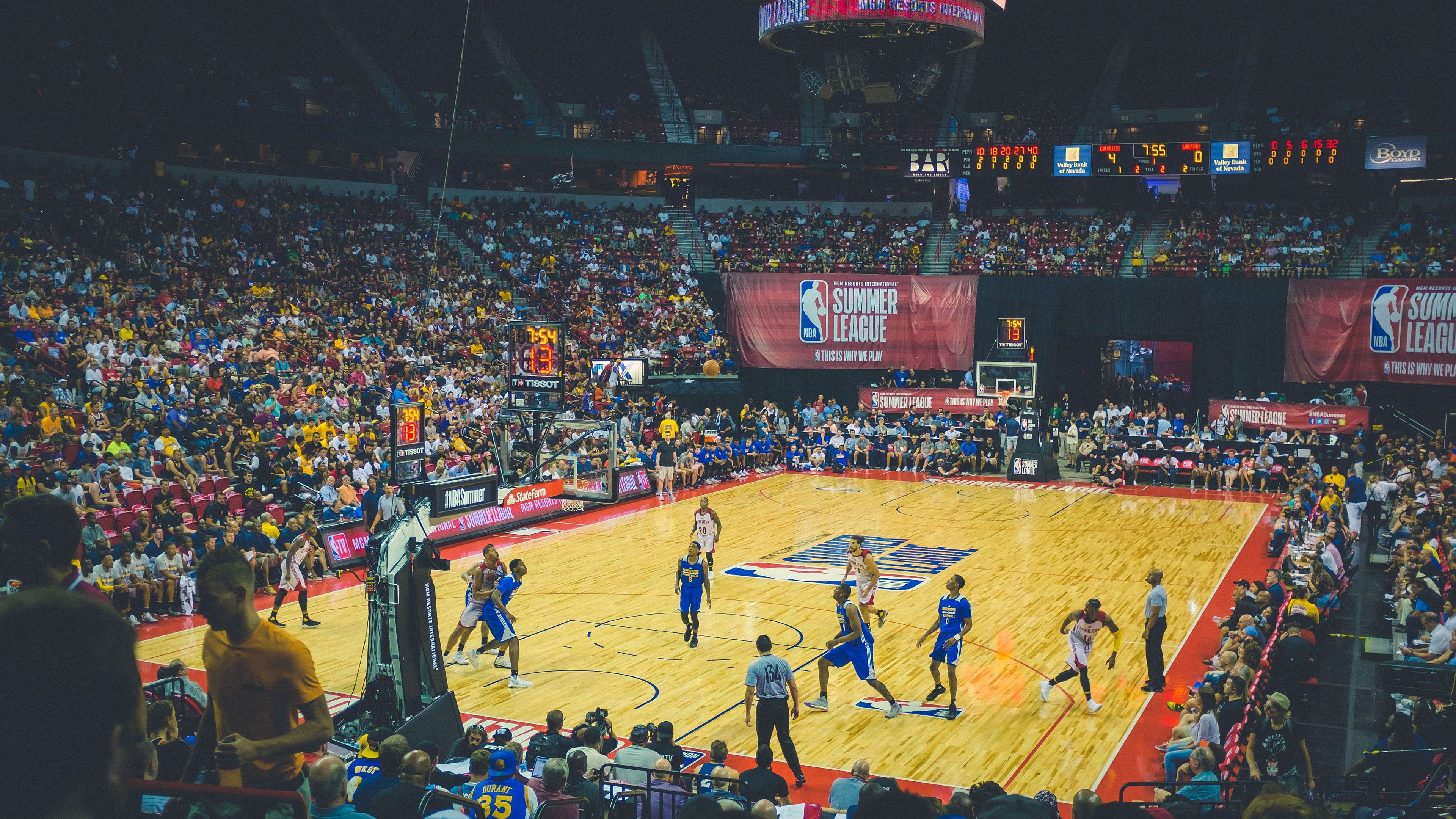 _室内排球锦标赛：不同场地同样精彩_，室内排球的比赛场地